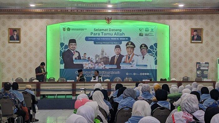 BERKUMPUL DI AULA – Seluruh Jamaah calon haji yang tergabung dalam kloter 3 saat berkumpul di Aula Jeddah di Embarkasi Haji Banjarmasin di Banjarbaru, Selasa (14/05/2024) pagi.