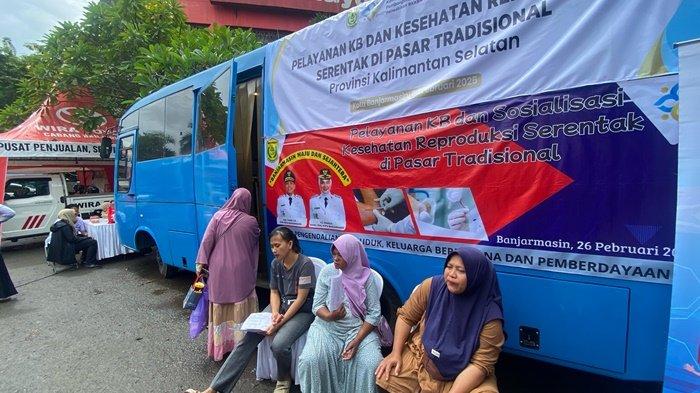 PERIKSA KESEHATAN - BKKBN Kalsel menggelar pelayanan keluarga berencana di Pasar Sentra Antasari Banjarmasin, Rabu (26/2/2025).