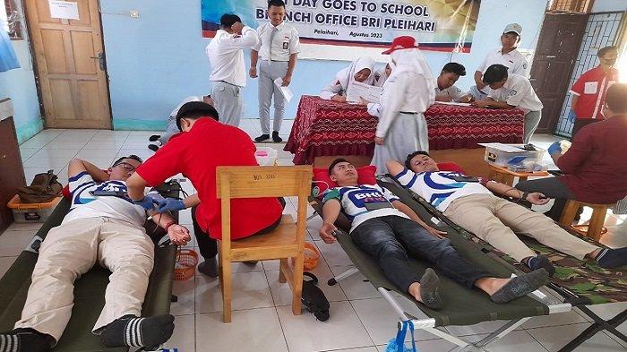 BRI melalui program BRI Day Goes to School melaksanakan Sosialisasi Perbankan dan Donor Darah bersama PMI Tanah Laut di SMAN 1 Pelaihari,