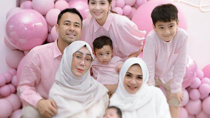 Baby Lily bersama keluarga Raffi Ahmad dan Nagita Slavina kala akikah.