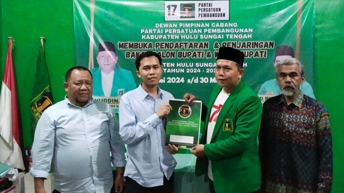 Bakal calon bupati HST, Muhammad Rifa'i saat menyerahkan berkas Bapaslon Bupati HST di sekretariat Partai PPP HST