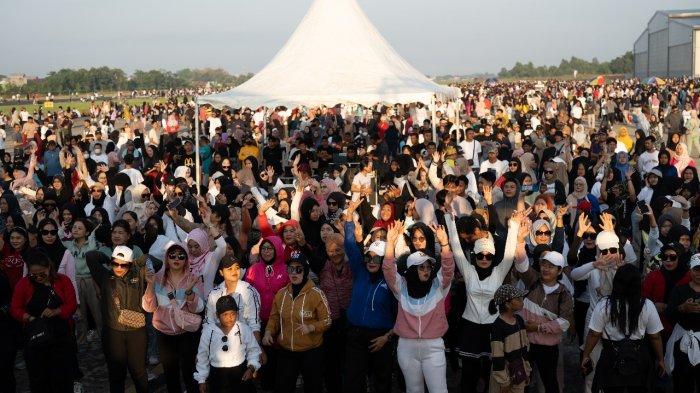 Bandara Bersujud Batulicin, Kabupaten Tanah Bumbu, Kalimantan Selatan 'lumpuh' beberapa jam, Minggu (1/9/2024) pagi, setelah belasan ribu masyarakat sejak pukul 06.00 WITa 'membajak' bandara ini dengan melakukan berbagai kegiatan, dari jalan santai di runway, jogging, makan bareng hingga berswafoto. Mereka bebas melakukan apapun, tapi tidak merusak fasilitas bandara. 