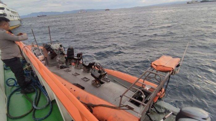 Bangkai kapal RIB milik Basarnas Ternate yang meledak, Minggu (2/2/2025).