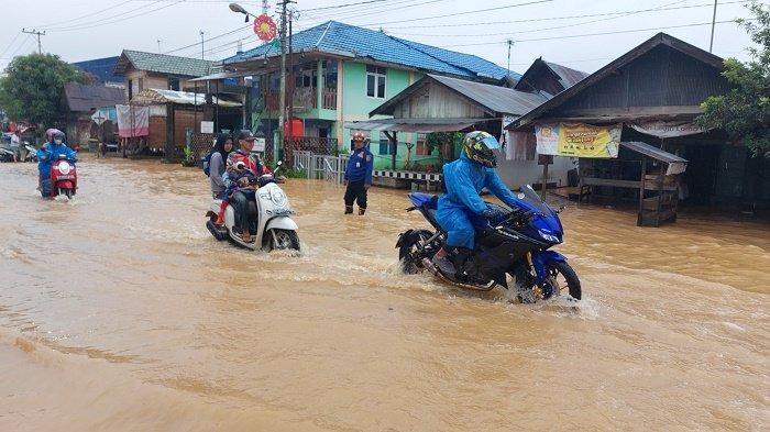 Banjir Puluhan Rumah Pengayuan Banjarbaru, Warga Bangun Dipan Darurat