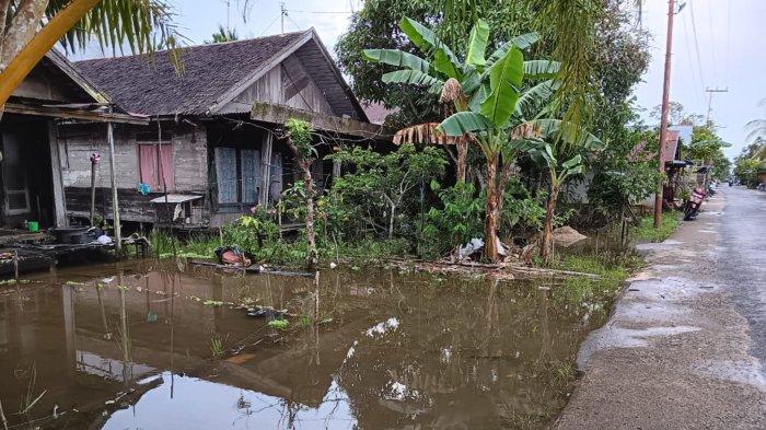 Banjir rendam jalan dan pelataran rumah di Margasari Hulu Tapin, warga belum mengungsi