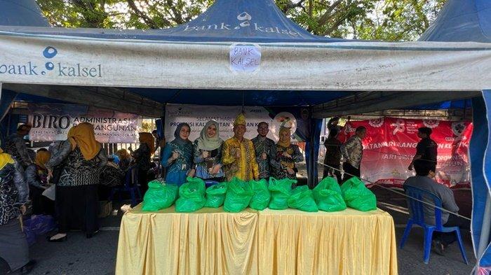 Bank Kalsel berbagi seribu nasi bungkus secara gratis kepada masyarakat di Hari Jadi ke-73 Provinsi Kalsel di Siring 0 km Banjarmasin