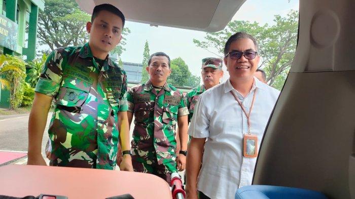 Bank Republik Indonesia (BRI) Branch Office (BO) Martapura, memberikan bantuan Coorporate Social Responsibility (CSR) berupa mobil ambulans kepada Kodim/1006 Banjar, Senin (9/10).