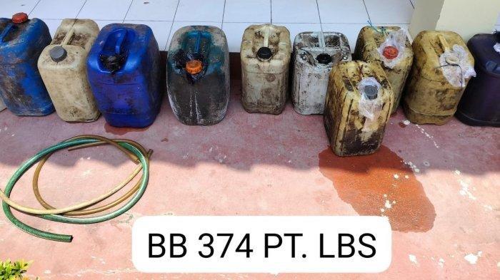 Barang bukti ratusan liter bahan bakar minyak (BBM) solar milik PT Lestari Berkat Sejahtera yang digelapkan sembilan karyawan perusahaan kontraktor penambangan batu bara.