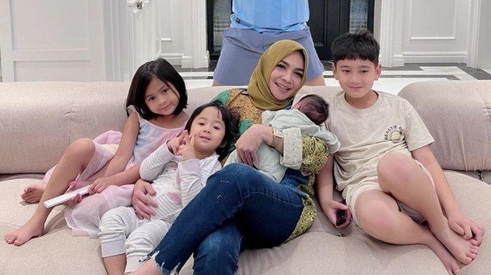 Rieta Amilia kumpul bersama para cucu dan juga Lily, bayi perempuan yang disebut anak adopsi Raffi Ahmad dan Nagita Slavina.