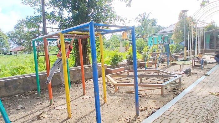 ANAK-ANAK BERMAIN - Beberapa lokasi permainan anak yang tersedia di RTH dan taman bermain anak Datu Durabu Kalumpang, HSS. Tampak satu anak tengah bermain.