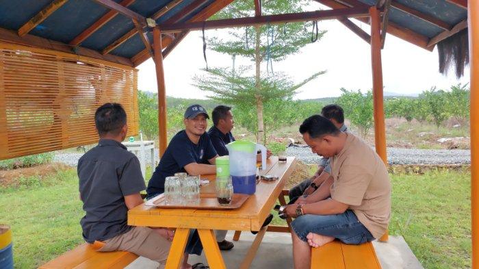 Beberapa pengunjung duduk santai sembari ngopi dan menikmati kuliner di tempat rekreasi Pegunungan Batilai.