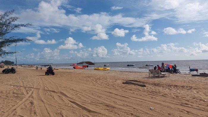 Berbagai wahana permainan yang dimainkan pengunjung di pantai Batakan Baru, ada banana boat atau perahu karet, motor ATV dan lainnya.
