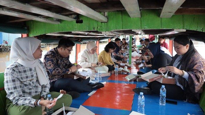 BERBUKA PUASA - Menyambut Ramadan 1446 H, Swissbel Hotel Borneo, Banjarmasin menawarkan paket wisata sungai sambil menunggu beduk berbuka puasa dan bersantap di atas kapal kelotok.