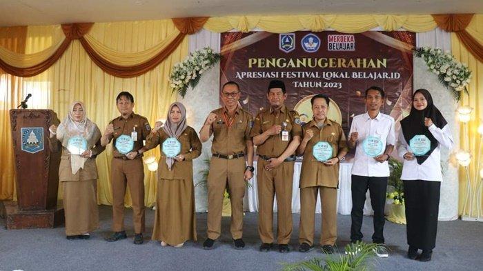 Sekda HSS, Muhammad Noor Berfoto bersama peraih penghargaan Festival Lokal belajar.id Tingkat Kabupaten HSS Tahun 2023.
