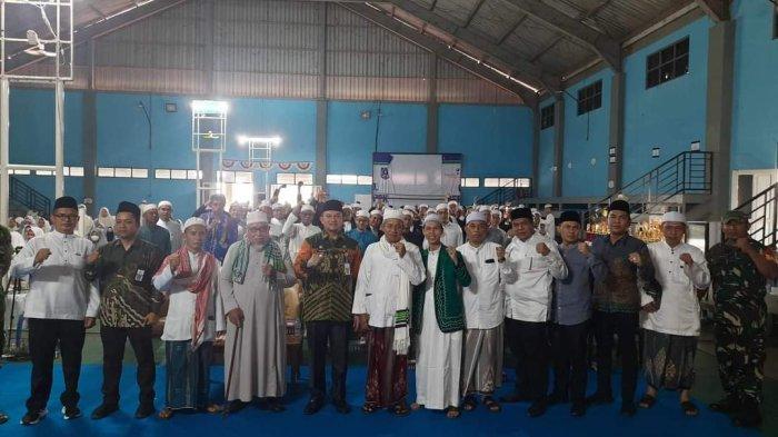 Berfoto bersama santri, ustadz/ustadzah dari berbagai Ponpes di HSS
 