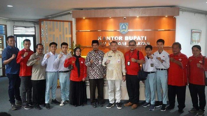 Berfoto bersama setelah mendapat pengarahan penjabat Bupati HSS.