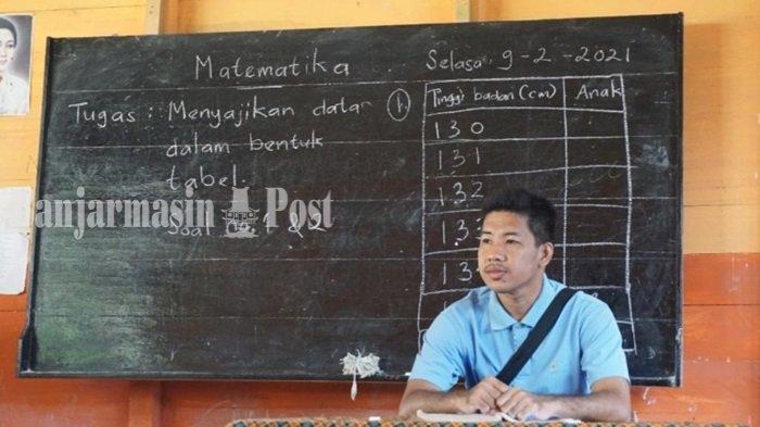 Ilusrasi: Berjalan kaki melewati lebatnya hutan hujan tropis Pegunungan Meratus tidak menyurutkan semangat pengabdian Jamaluddin Rahmat S.Pd untuk membagi ilmu pengetahuan di SDN Kecil Juhu, Kecamatan Batang Alai Timur, Kabupaten Hulu Sungai Tengah.