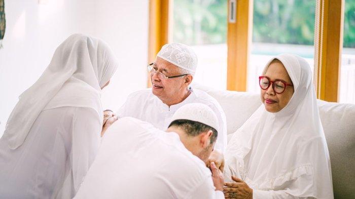 Gambar terkait Viral 2 Anak Antar Ibunya ke Panti Jompo,Islam Wajibkan Anak Berbakti kepada Orangtua (dari Bing)