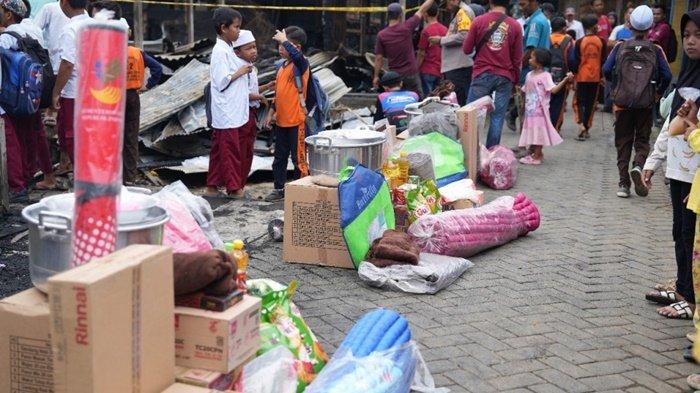 Bupati Aulia saat menyerahkan bantuan kepada korban kebakaran di HST