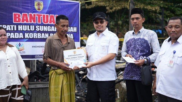 Bupati Aulia saat menyerahkan bantuan kepada korban kebakaran di HST