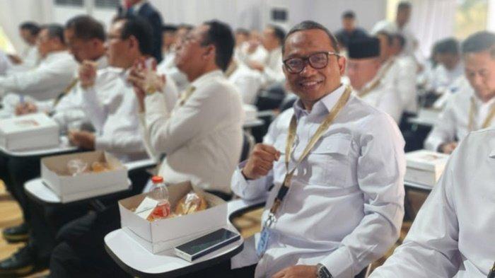 RETREAT AKMIL MAGELANG - Bupati Tabalong HM Noor Rifani berada di ruang kelas dalam retret di Akmil Magelang, Sabtu (24/2/2025).