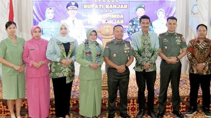 Bupati Banjar, H Saidi Mansyur, dengan istri dan lainnya bersama Komandan Korem 101/ Antasari, Brigjen TNI Ari Aryanto, di Gedung Mahligai Sultan Adham, Kota Martapura, Kabupaten Banjar, Provinsi Kalimantan Selatan, Kamis (23/11/2023).