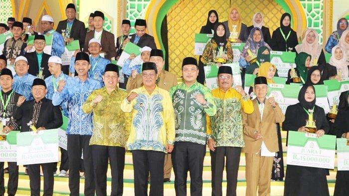 Bupati Banjar, H Saidi Mansyur, mengikuti acara penutupan Musabaqah Tilawatil Qur’an (MTQ) Nasional ke XXXIV Tingkat Provinsi Kalimantan di venue utama di Lapangan Dr Murdjani, Kota Banjarbaru, Kamis (27/7/2023) malam.
