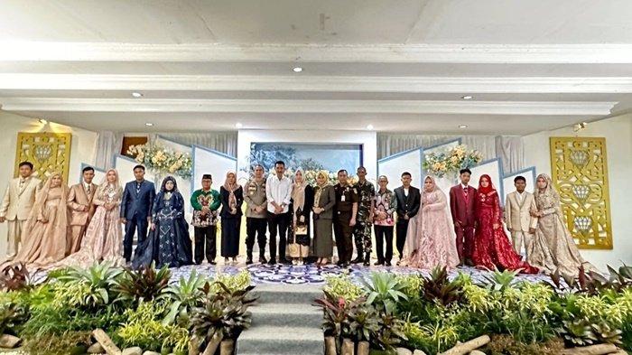 Bupati H Saidi Mansyur dan Ketua TP PKK Kabupaten Banjar bersama para pejabat dan pengantin dalam acara penandatanganan Pogram Pakulih Anam di Guest House Sultan Sulaiman, Kota Martapura, Rabu (11/10/2023).