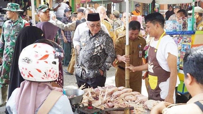 Bupati Hulu Sungai Selatan (HSS), H Achmad Fikry, berbincang dengan penjual ayam potong, Senin (11/9/2023).