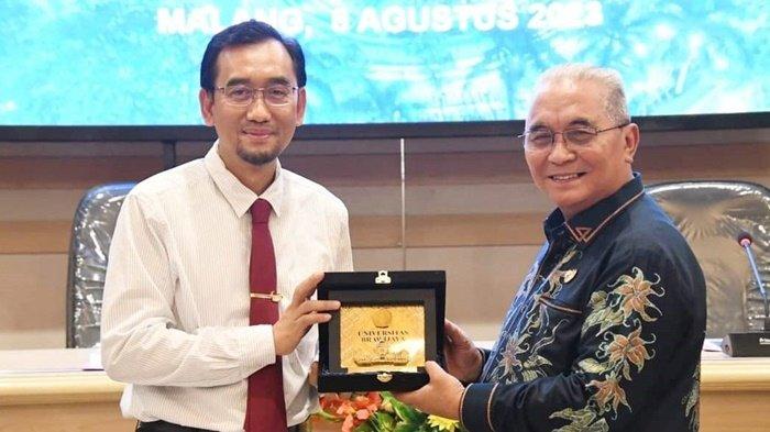Bupati Hulu Sungai Selatan (HSS), H Achmad Fikry, menerima cendera mata dari Rektor Universitas Brawijaya (UB), Profesor Widodo, Selasa (8/8/2023).