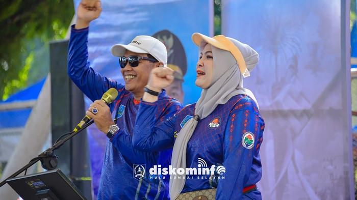 Bupati HSS Syafrudin Noor bersama Ketua TP PKK Hj Tata 1