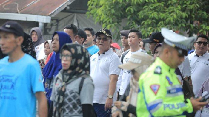 Selain melepas peserta, Bupati HSS juga mengikuti jalan sehat tersebut bersama Forkopimda.
