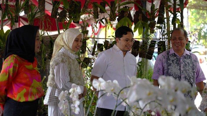 Bupati HST, H Aulia Oktafiandi bersama Ketua Dewan Pengurus Cabang (DPC) Pecinta Anggrek Indonesia (PAI) HST Cheri Bayuni Budjang buka secara resmi Festival Anggrek Parisj Van Borneo.