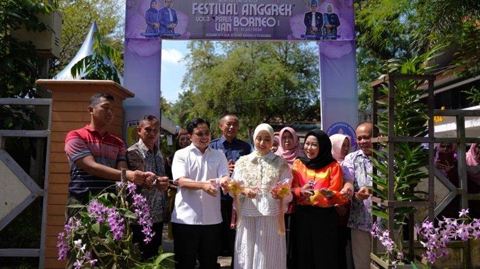Bupati HST, H Aulia Oktafiandi bersama Ketua Dewan Pengurus Cabang (DPC) Pecinta Anggrek Indonesia (PAI) HST Cheri Bayuni Budjang buka secara resmi Festival Anggrek Parisj Van Borneo.