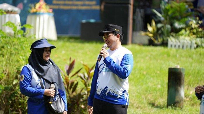 Bupati HST, H Aulia Oktafiandi bersama Ketua TP PKK HST Cheri Bayuni Budjang saat membuka Jambore Kader PKK Tingkat Kabupaten HST tahun 2024.