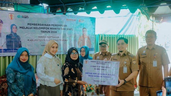 Bupati HST, H Aulia Oktafiandi bersama Ketua TP PKK HDT, Cheri Bayuni Budjang saat pemberdayaan perempuan melalui Kelompok Wanita Tani (KWT) di Desa Benawa Tengah, Kecamatan Barabai, Kabupaten Hulu Sungai Tengah, Senin (06/05/2024) kemarin.