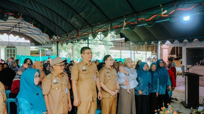 Bupati HST, H Aulia Oktafiandi bersama Ketua TP PKK HDT, Cheri Bayuni Budjang saat pemberdayaan perempuan melalui Kelompok Wanita Tani (KWT) di Desa Benawa Tengah, Kecamatan Barabai, Kabupaten Hulu Sungai Tengah, Senin (06/05/2024) kemarin.