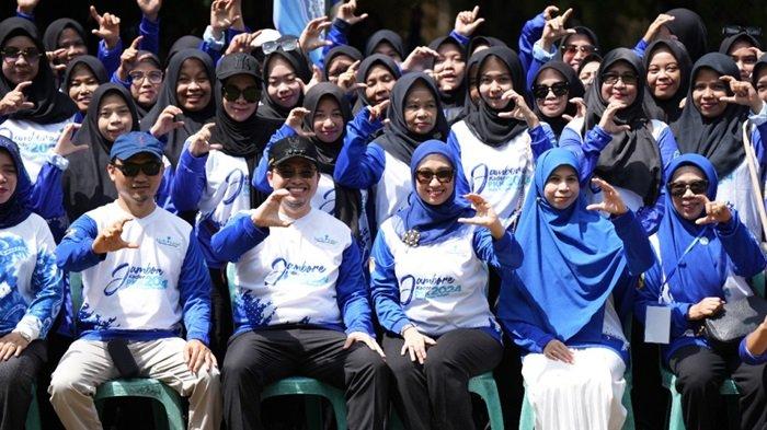 Bupati HST, H Aulia Oktafiandi bersama Ketua TP PKK HST Cheri Bayuni Budjang saat membuka Jambore Kader PKK Tingkat Kabupaten HST tahun 2024.