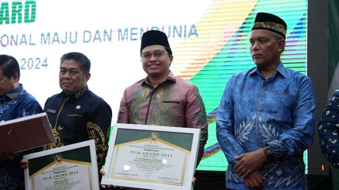 Bupati HST, H Aulia Oktafiandi saat menerima penghargaan Perkumpulan Guru Madrasah (PGM) Award Kategori Pemerintahan Tahun 2024
