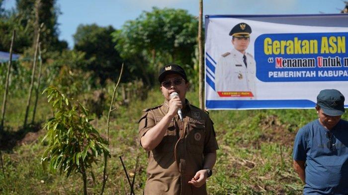 Bupati HST, H Aulia Oktafiandi saat pimpin aksi tanam pohon di Desa Wawai Gardu, HST.