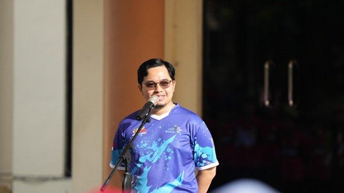 Bupati HST, H Aulia Oktafiandi saat melepas peserta Lomba Gerak Jalan Antar Pelajar  se-HST di Lapangan Dwi Warna Barabai.