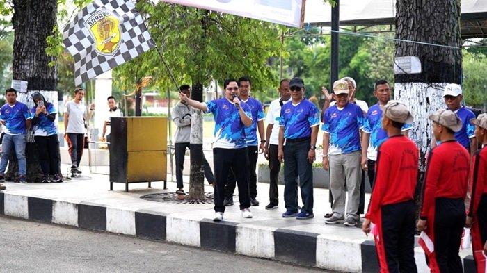 Bupati HST, H Aulia Oktafiandi saat melepas peserta Lomba Gerak Jalan Antar Pelajar  se-HST di Lapangan Dwi Warna Barabai.