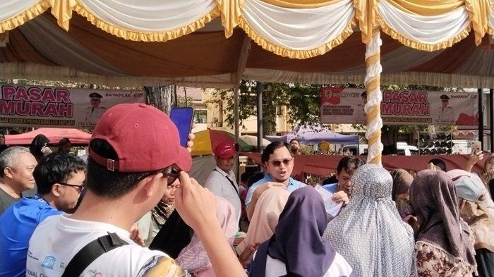 Bupati HST, H Aulia Oktafiandi saat membuka giat pasar murah di Lapangan Dwi Warna Barabai.