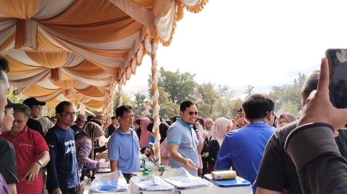 Bupati HST, H Aulia Oktafiandi saat membuka giat pasar murah di Lapangan Dwi Warna Barabai.