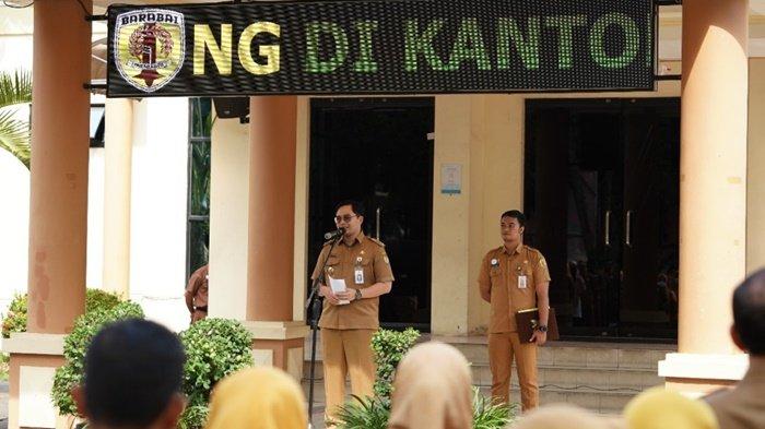 Bupati HST, H Aulia Oktafiandi saat menyerahkan hasil sedekah sampah di Bank Induk Murakata ke Panti Asuhan Anak Yatim Kitun Al Ittihat.