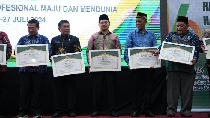 Bupati HST, H Aulia Oktafiandi saat menerima penghargaan Perkumpulan Guru Madrasah (PGM) Award Kategori Pemerintahan Tahun 2024