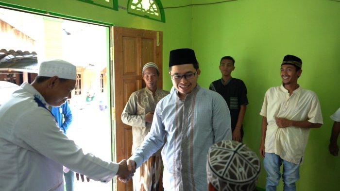 Bupati HSTH Aulia Oktafiandi saat melaksanakan safari Jumat di Desa Kindingan.