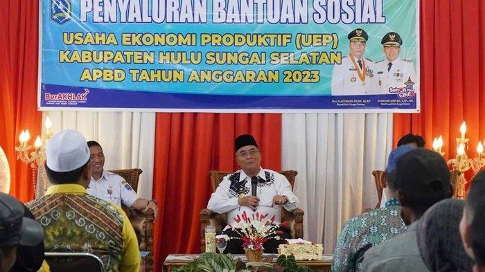 Bupati H Achmad Fikry saat memberikan pengarahan pada penerima Bansos Usaha Ekonomi Produktif (UEP), didampingi Kadinsos dan Camat di Daha, Kabupaten Hulu Sungai Selatan (HSS), Rabu (16/8/2023).