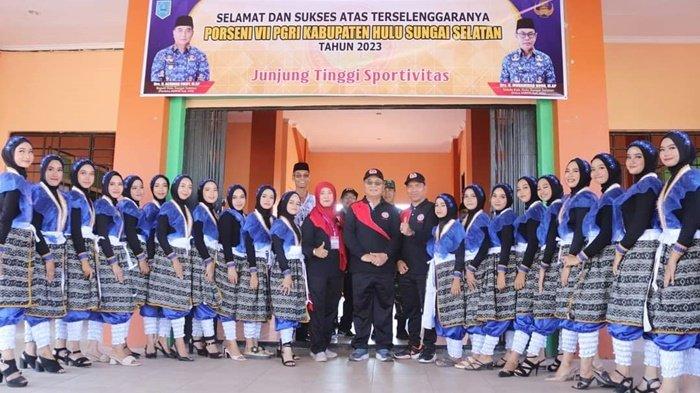 Bupati H Achmad Fikry bersama guru yang tampil membawakan tarian saat pembukaan Porseni PGRI di Stadion 2 Desember, Kota Kandangan, Kabupaten Hulu Sungai Selatam (HSS), Rabu (23/8/2023).