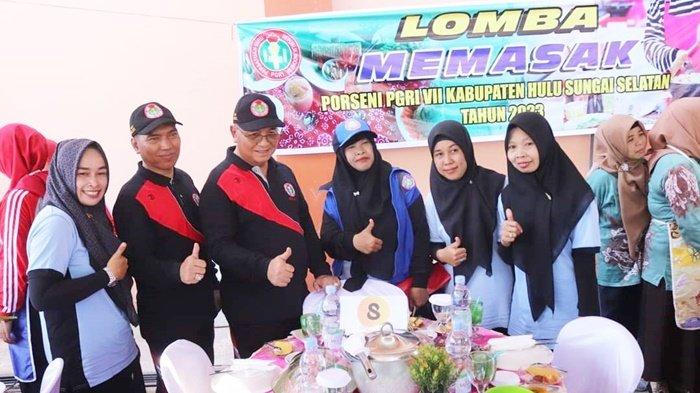 Bupati H Achmad Fikry meninjau cabang Lomba memasak pada ajang Porseni ke VII PGRI di area halaman Stadion 2 Desember, Kota Kandangan, Kabupaten Hulu Sungai Selatam (HSS), Rabu (23/8/2023).